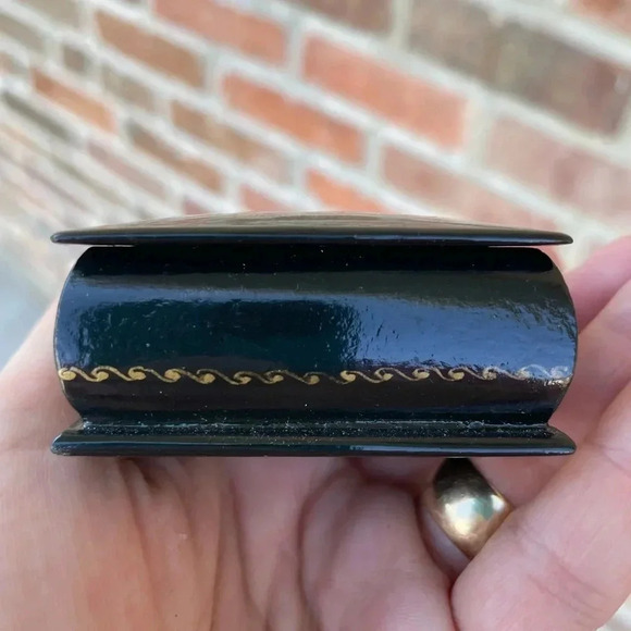 Vintage Russian Painted Lacquer Hinged Lid Box Red Interior - Picture 2 of 4